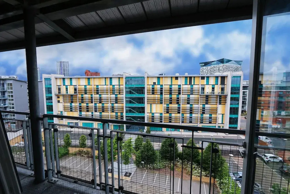 Mordern Top Floor Apartment with Free Parking