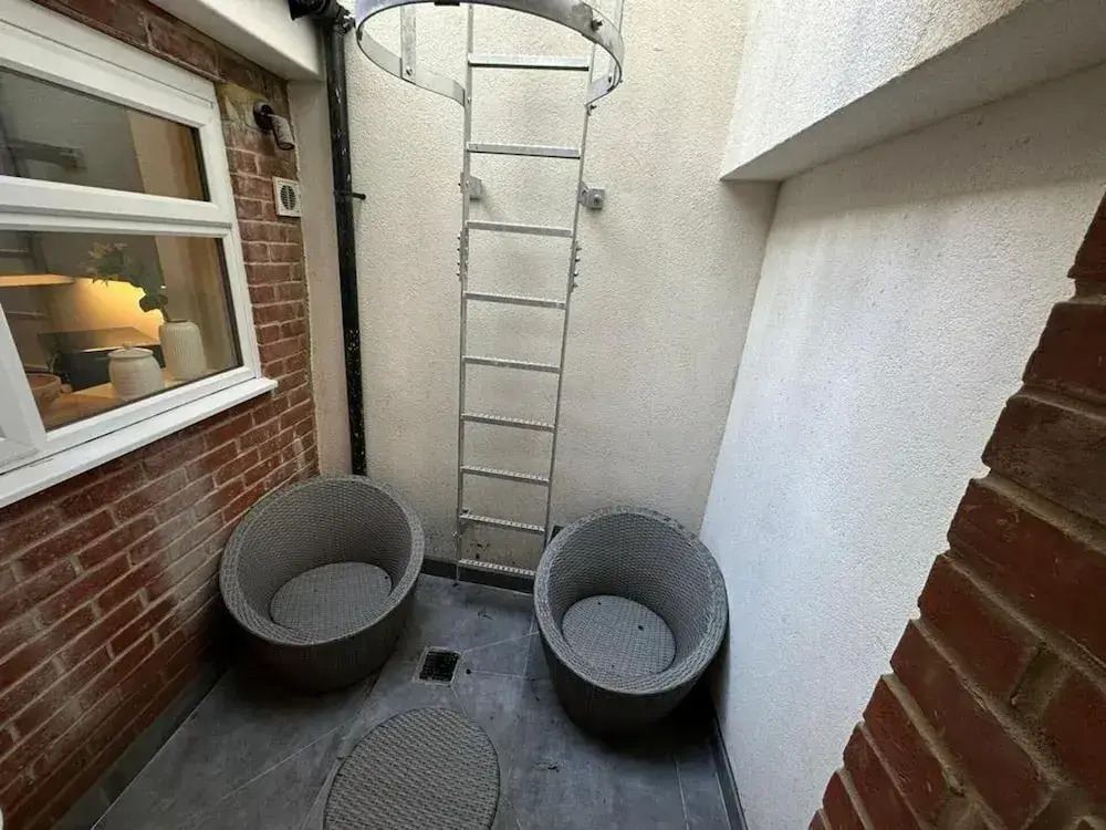 House - Sleeps 4 & Free Parking