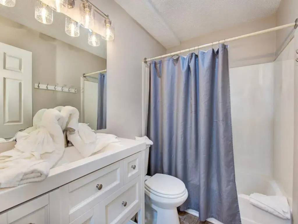 Our Mountain Home, 2 Bedrooms, Walk Downtown, Pool Access, WiFi, Sleeps 4