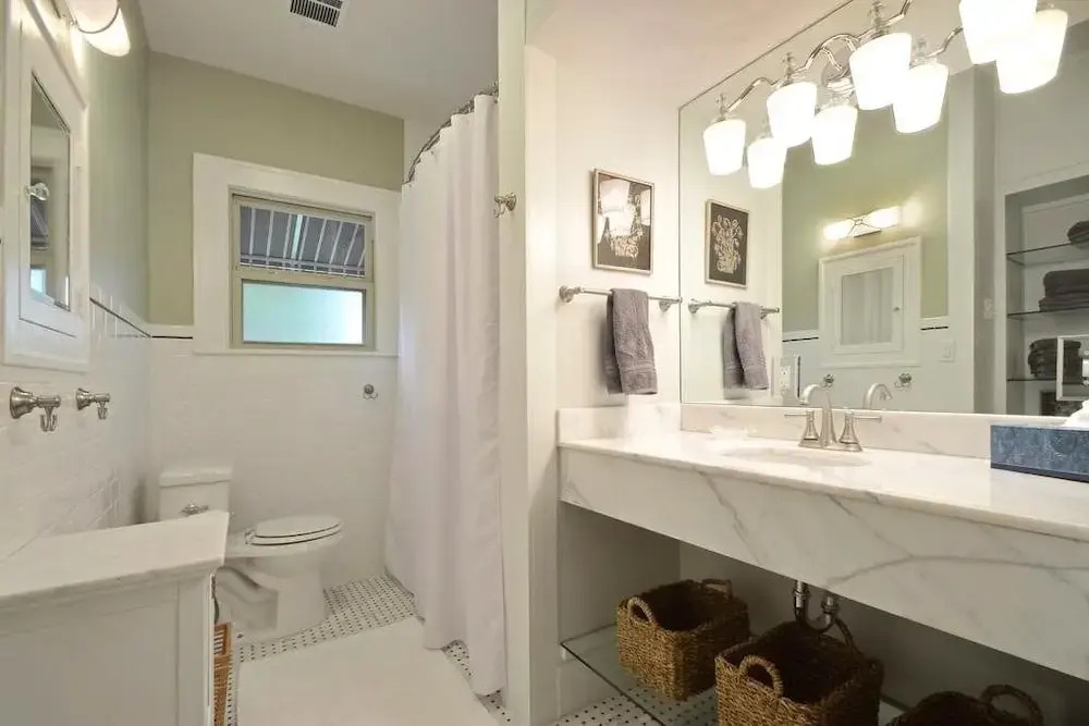 3BR 1.75BA Stylish Hyde Park House by RedAwning