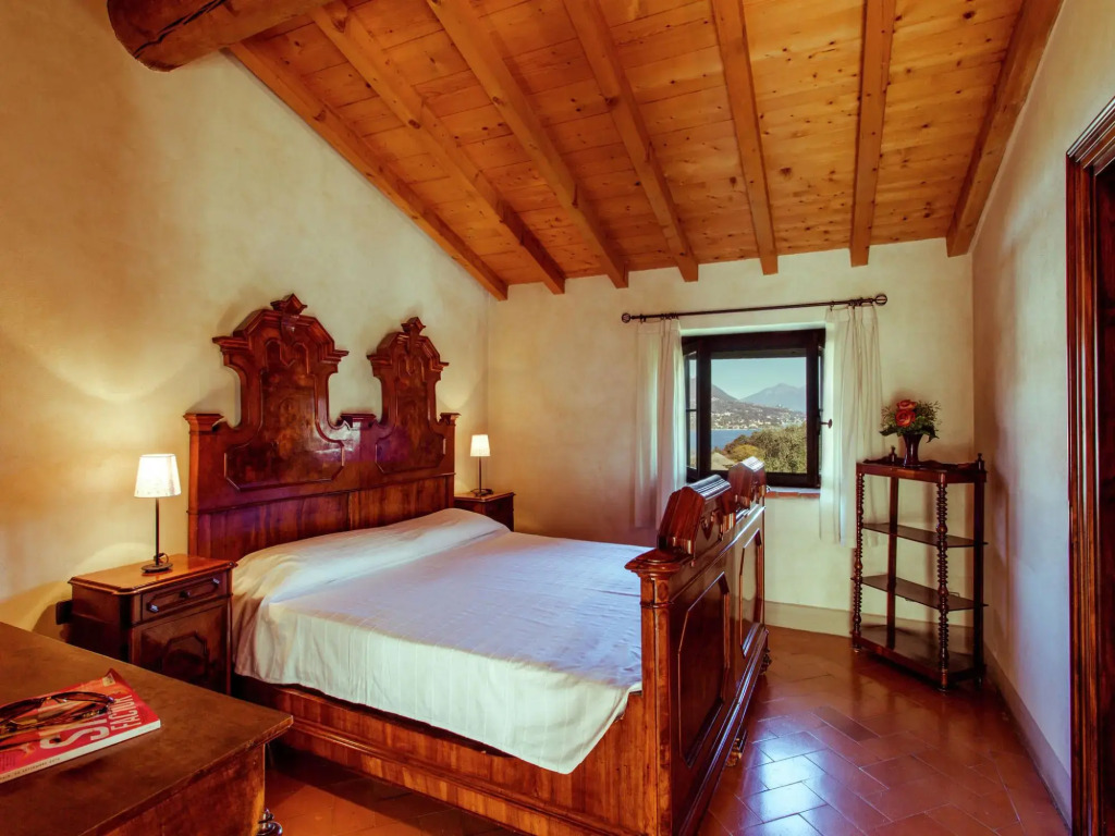 Luxurious Holiday Home in Salò with Swimming Pool