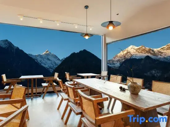 Yujian Mountain Snow Mountain Homestay