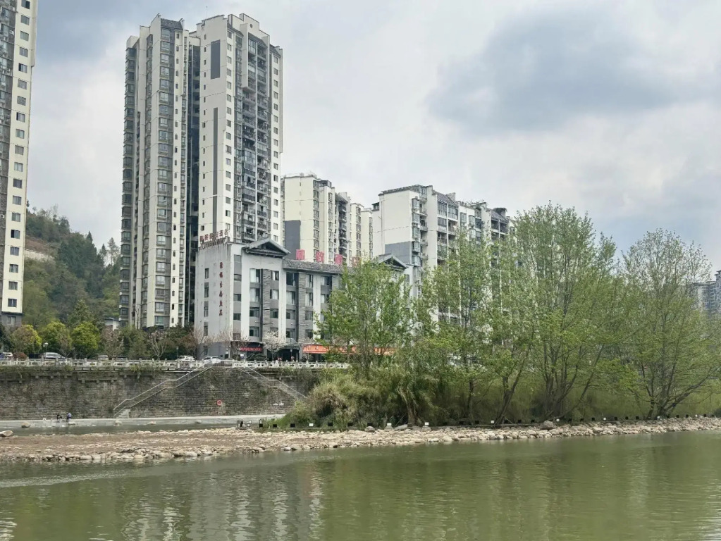 Lizhi Holiday Hotel