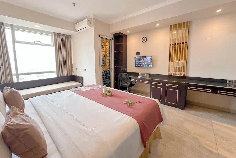 Lavish And Comfy Look Studio At Grand Sungkono Lagoon Apartment