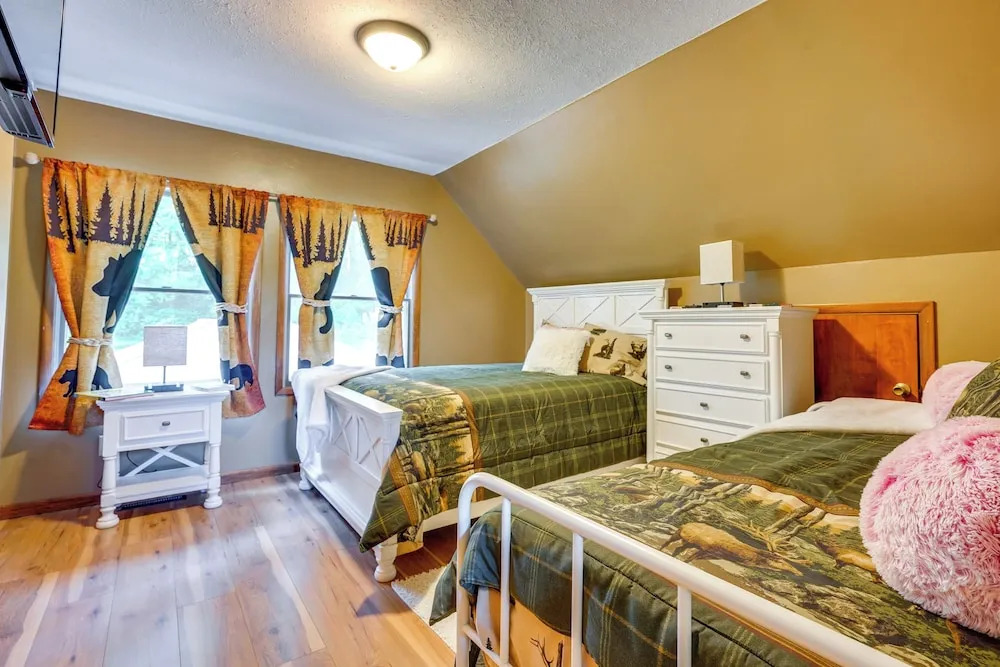 Cabin w/ Deck ~ 3 Mi to Apple Valley Lake!