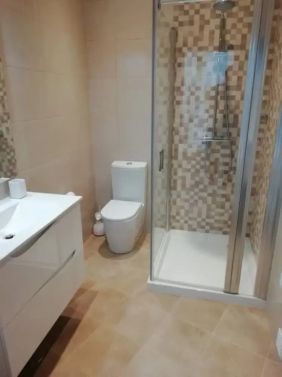 3 Bed Villa, Sleeps 6, Free WiFi, Quiet Location