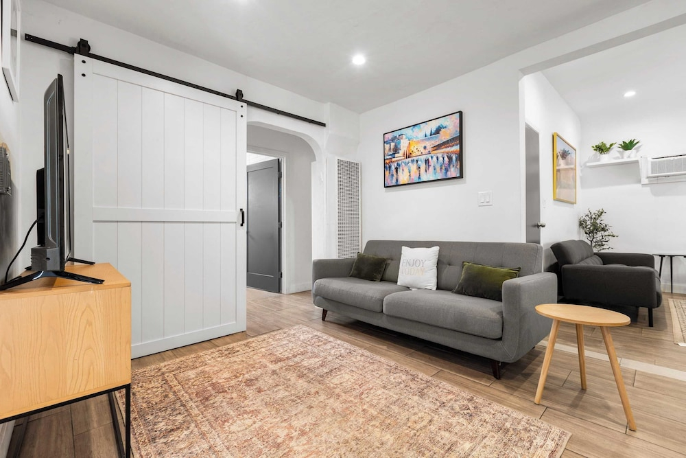 10mins to Rodeo Drive, 15mins to Venice Modern 4bdr Shenandoah by Avantstay