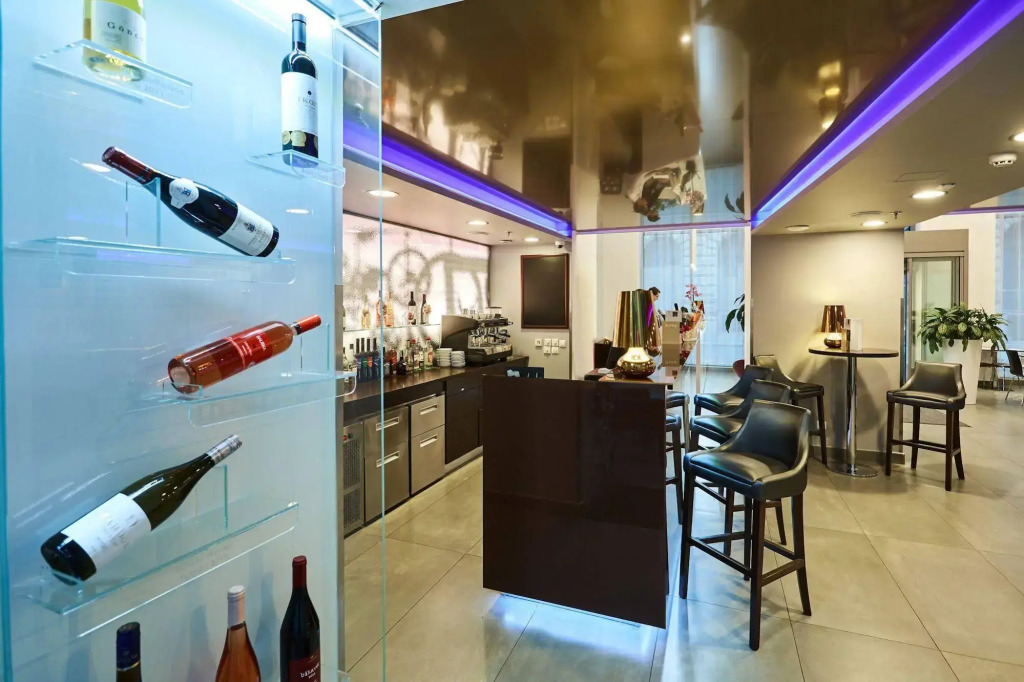 12 Revay Hotel