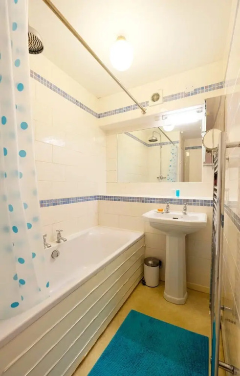 Spacious & Chic Central London Flat for 4