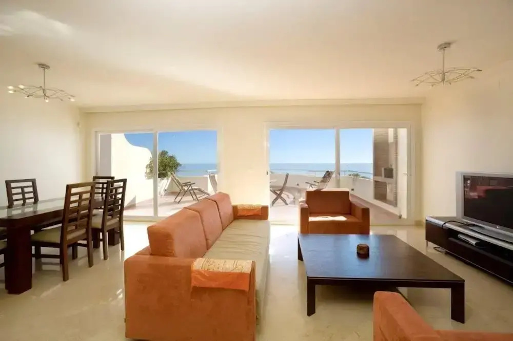 Immaculate 3-bed Penthouse- Stunning Views