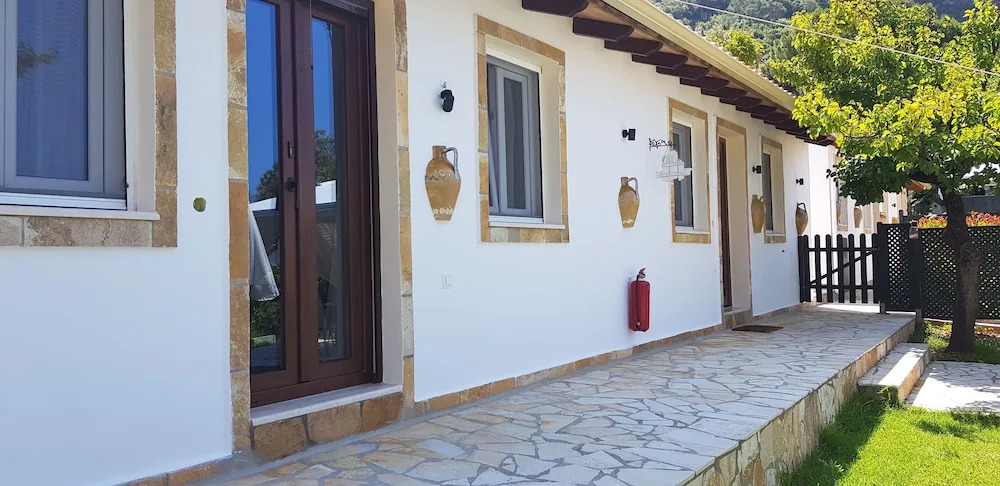 Elenas Seaside Apartments & Studios