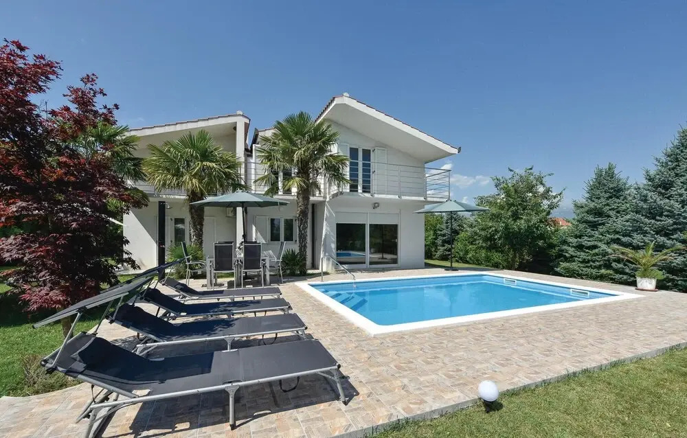 Two-Bedroom Holiday Home In Sinj