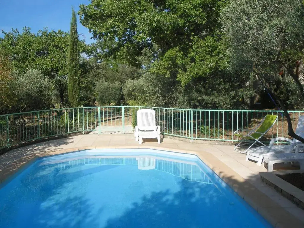 Agréable Maison de Vacances avec Piscine Privée, située en Campagne du village de Cabrières d'Avignon au cœur du Luberon, 6 personnes, LS2-2 OULIVE