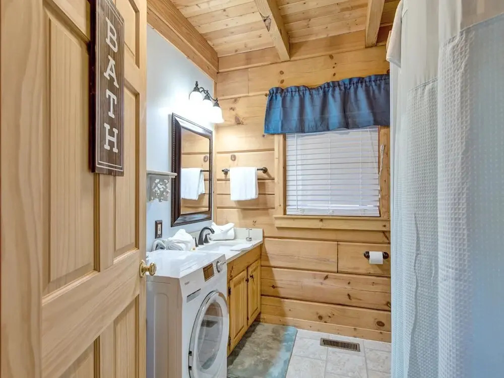 Black Bear Hideaway 3 Bedroom Home with Hot Tub