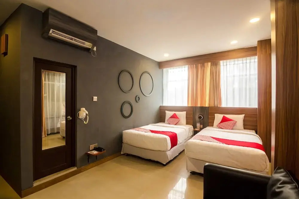 OYO 1327 Avava Inn