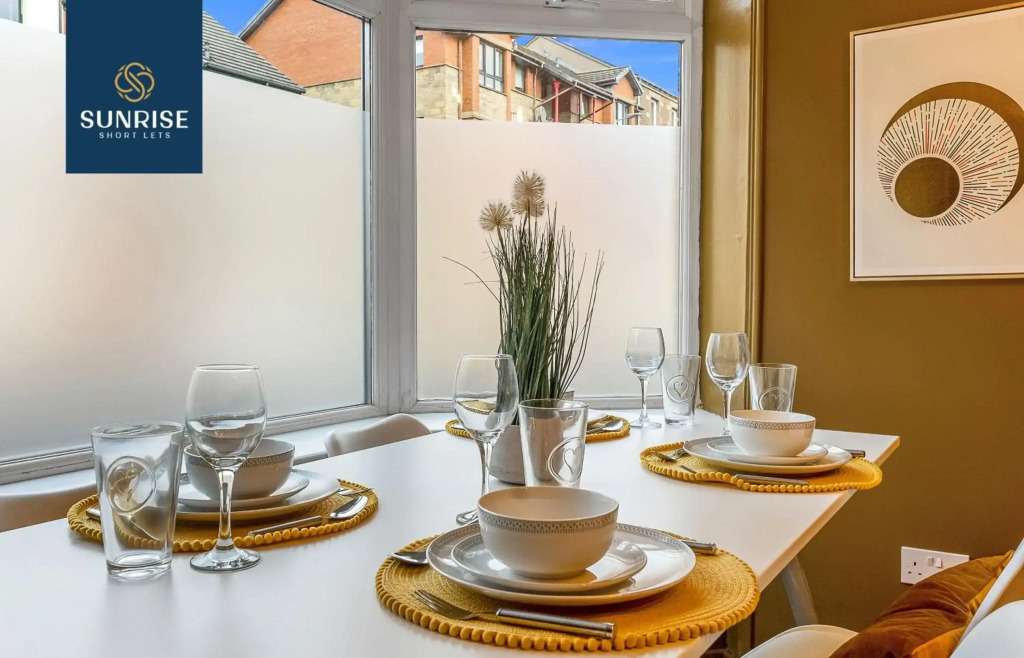 3BedLaw, 5 Single Beds, Ideal for Contractors, Free Parking, WiFi, Sleeps 5, Tourists, Relocation, Business Travellers, Long Extended Stays