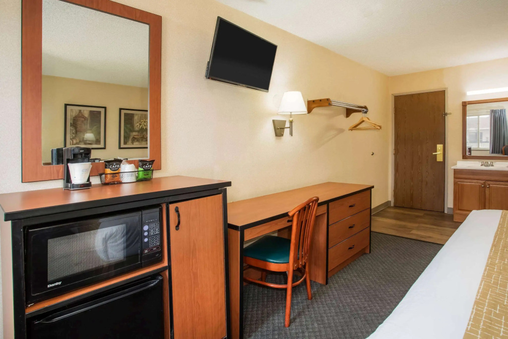Travelodge by Wyndham Colorado Springs Airport - Peterson SFB