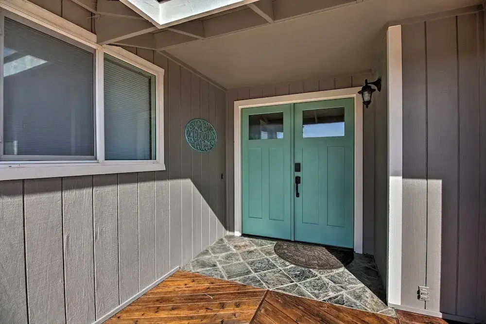 Updated Farmhouse w/ Deck on Central Oregon Canal!