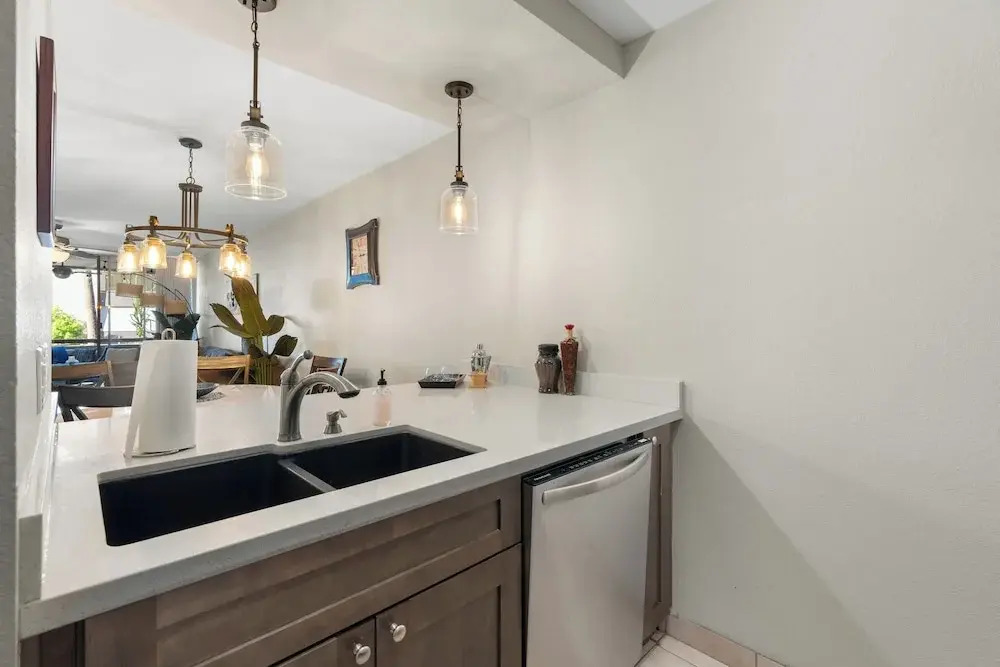 < 1 Mi to Fashion Square: Condo w/ Community Perks