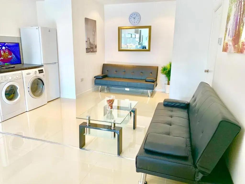 3 Bedrooms, 3 Baths, Spacious Lounge, Full Kitchen, Garden, Ground Floor, Free Parking