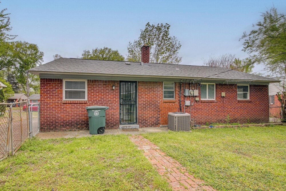Private Yard! Pet-friendly Memphis Adventure Hub