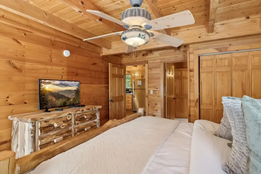 The Cowboy Way Cabin 4 Bedroom Cabin by RedAwning