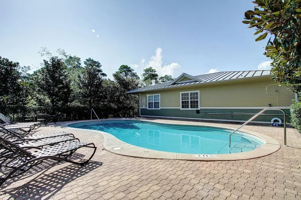 Cute Little Cottage! Perfect Getaway! 2 Pools! Sleeps 4!