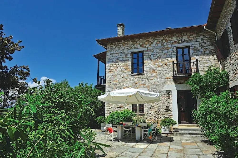 The Fountainhead Historic Chalet by JJ