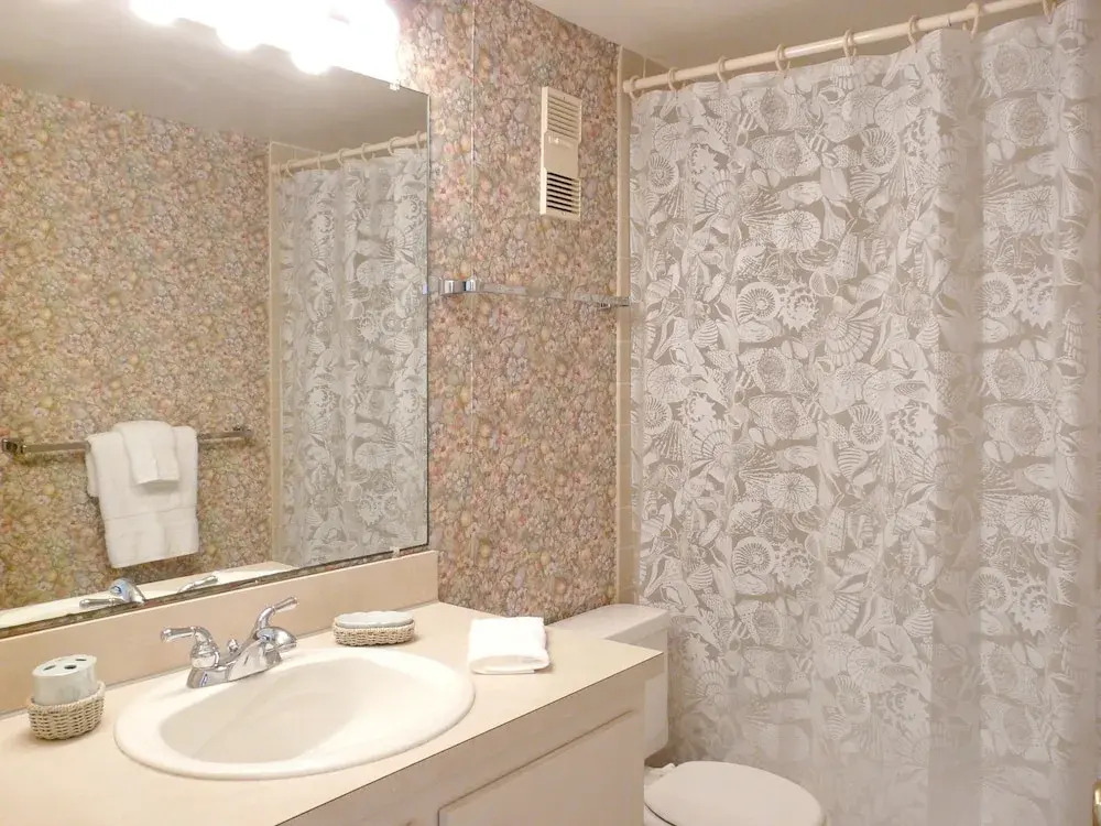 Condo Overlooking Clam Bay With Pool and Beach Access