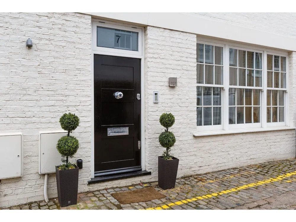 Rare and Gorgeous Hyde Park Mews House Sleeps 8