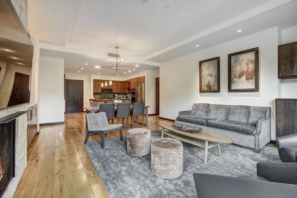 Chic 2 BR+Den Ritz-Carlton Condo with Valley Views by RedAwning - Save 20% on 7+ Nights!