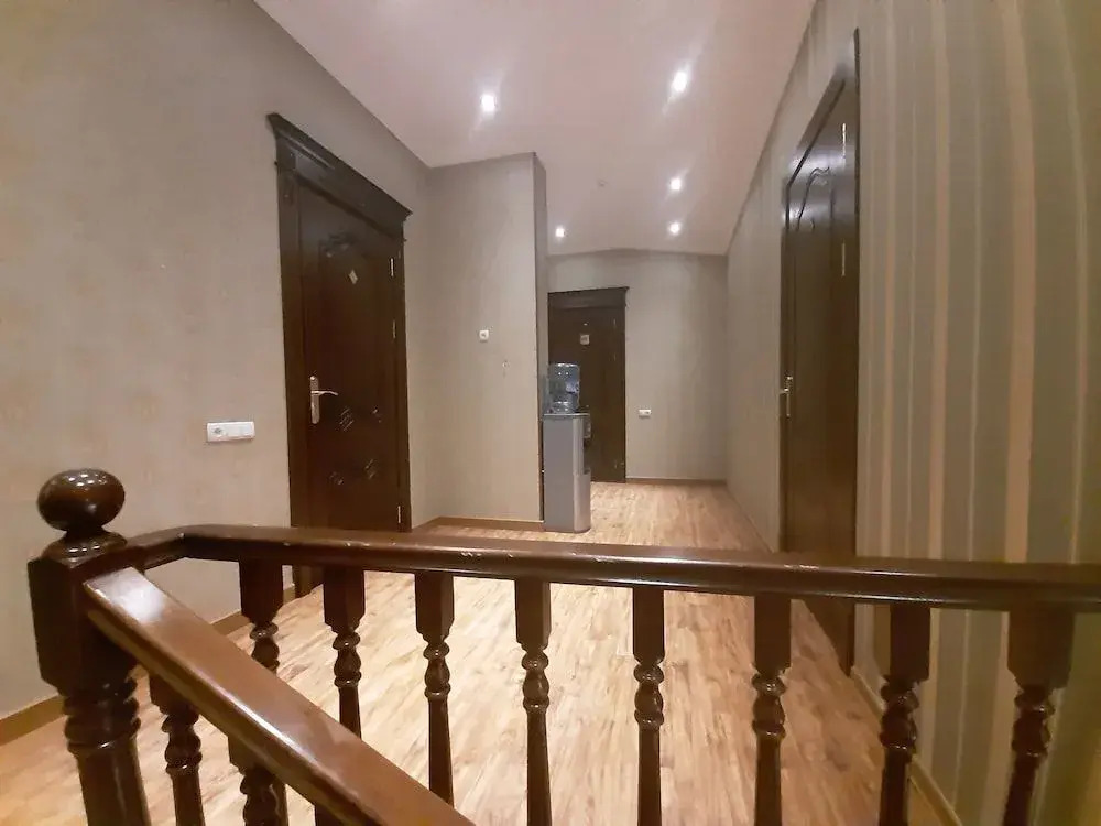 Eleon Hotel - Hostel
