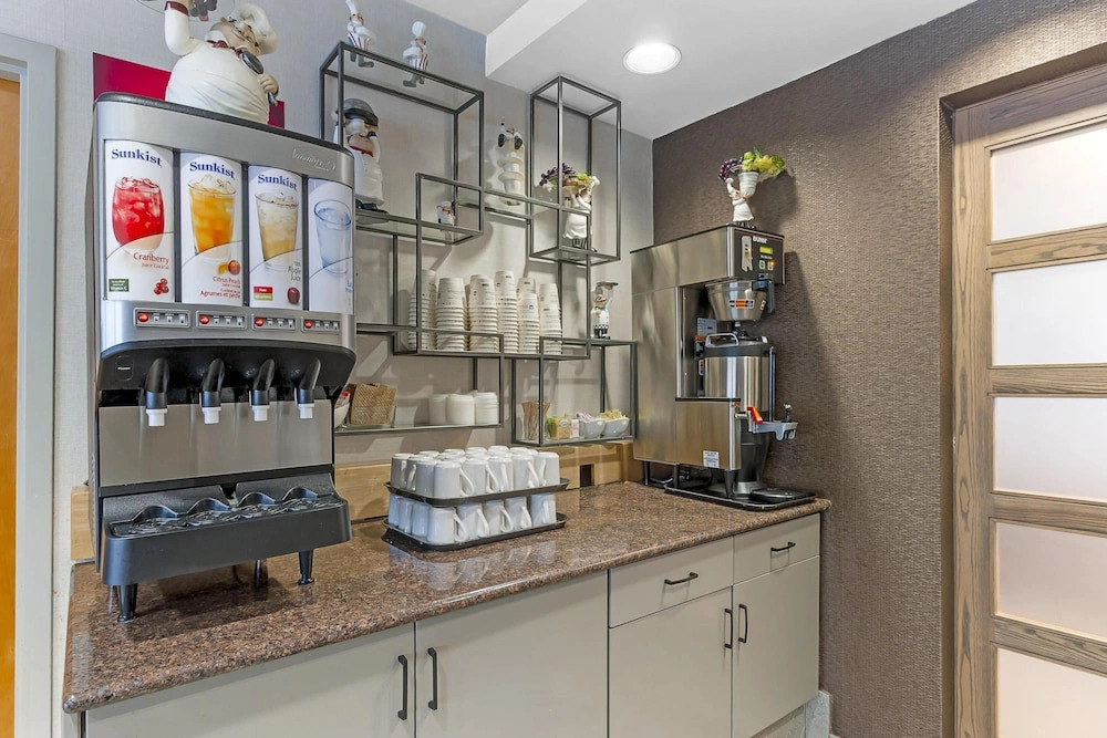 Best Western Plus Pembina Inn & Suites