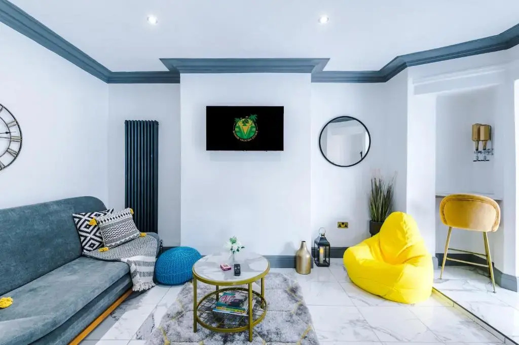 Families Only - Pet Friendly sleeps 6 maximum NO PARTIES