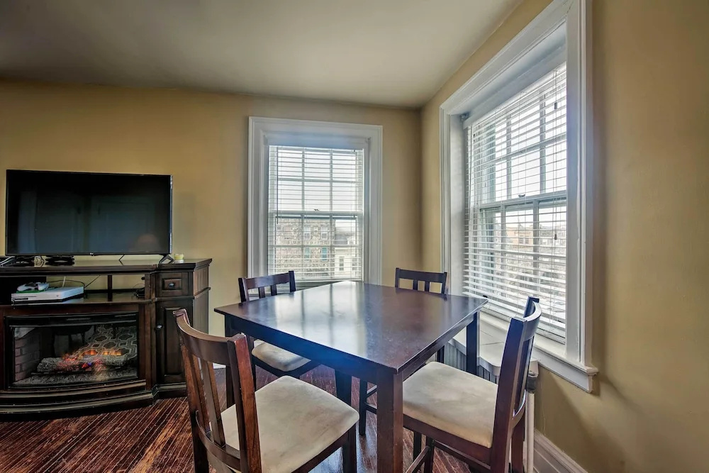 Walk to Shops, Dining & City Park: Reading Apt