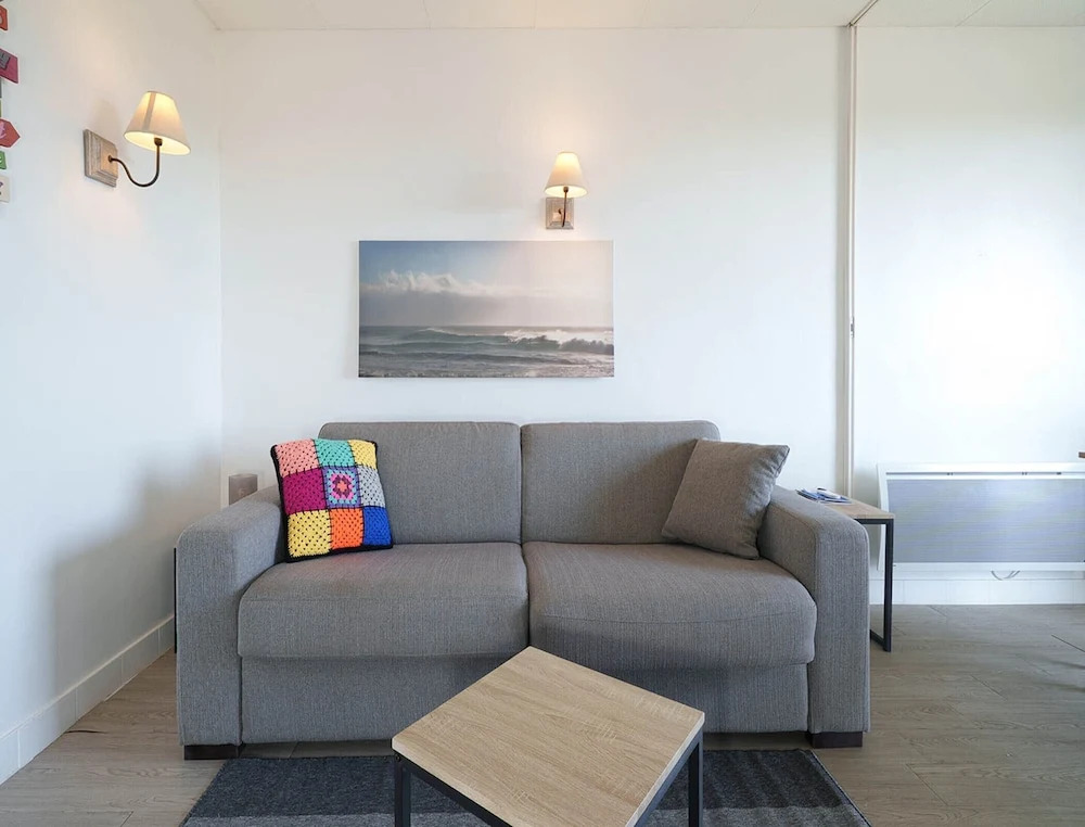 Four-person Retreat Near the Beach