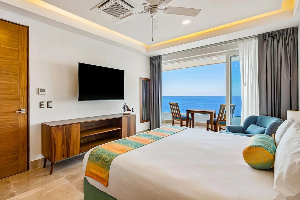 Oceanfront, 8th-floor Condo With Pool, Pool spa & Large Balcony
