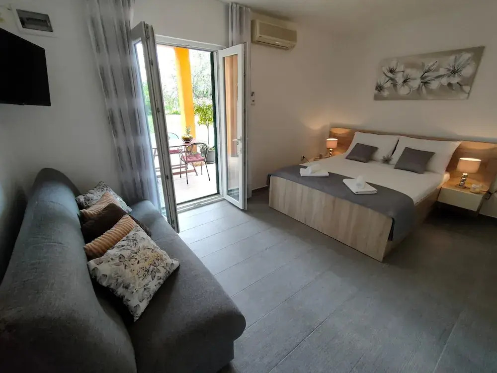 A3 Beachfront apt With big Terrace and sea View