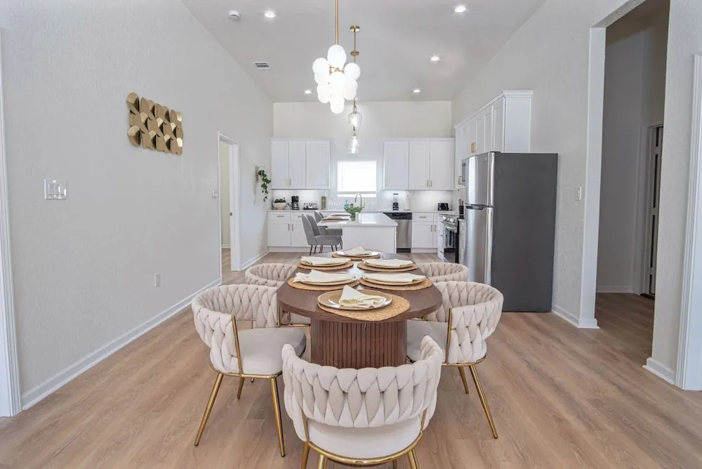 Bright and Clean 3 Bedroom Near Fun Riverwalk!