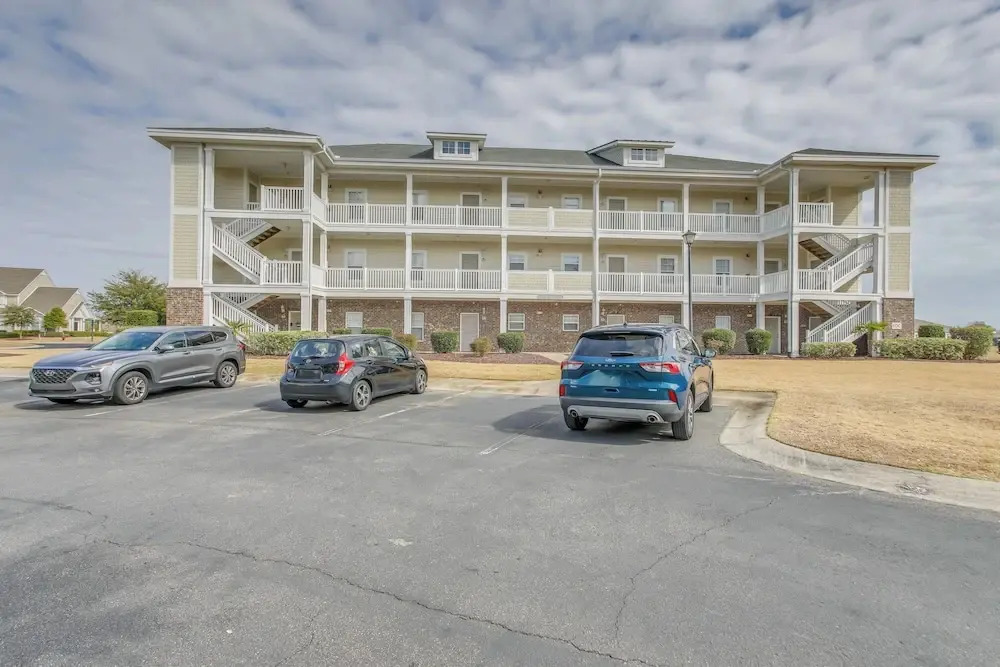 7 Mi to Myrtle Beach Boardwalk: Condo w/ Balcony!