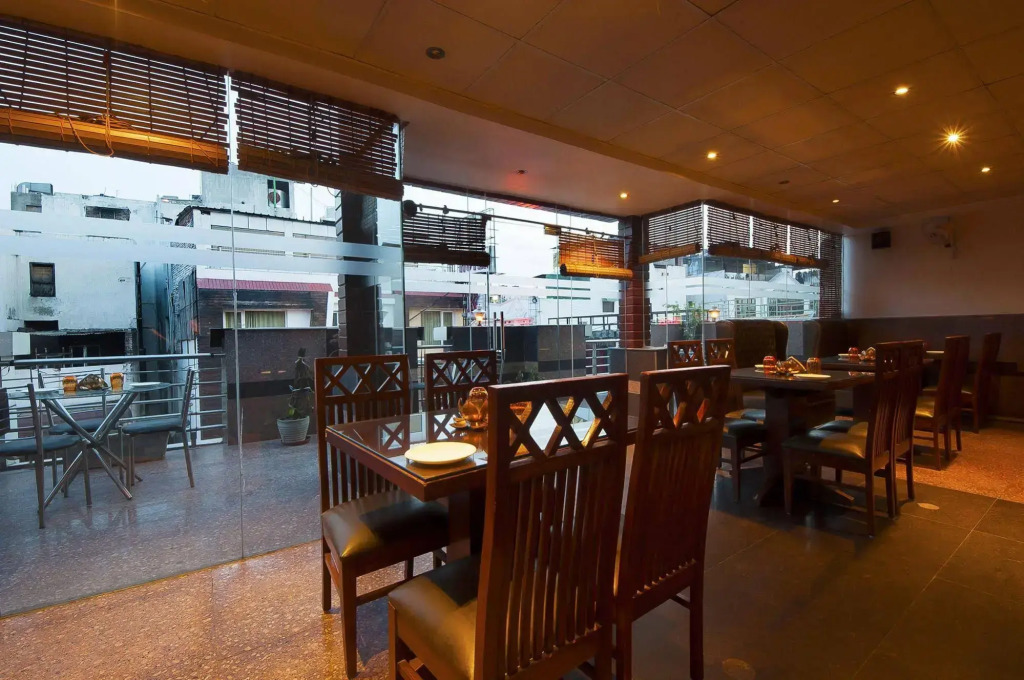 Hotel Aura - 05 Mins from New Delhi Railway Station & Connaught Place