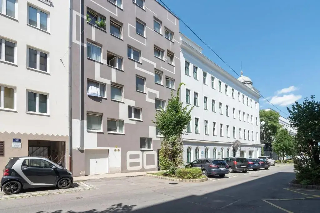 Vienna Roof Top Apartment with Terrace, Parking and AC