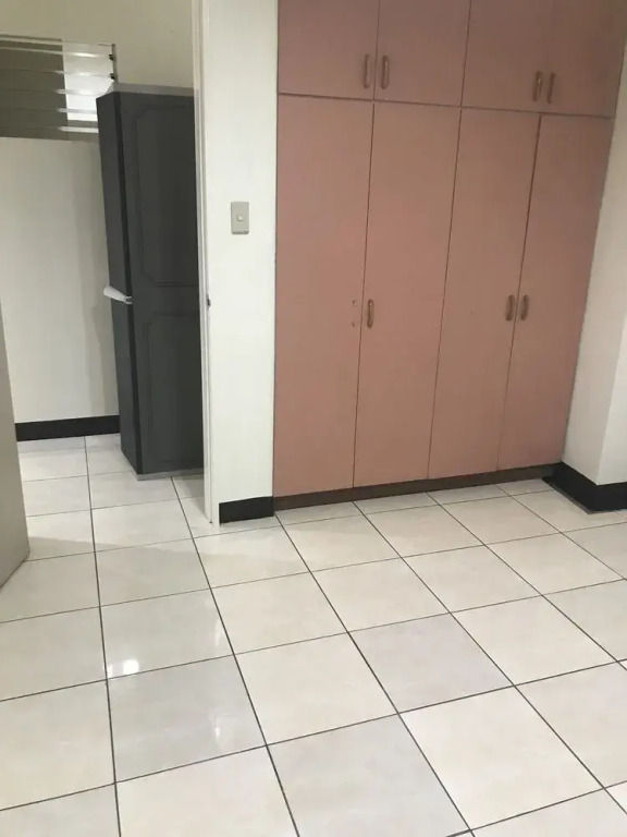 Sam's 2 Bedroom Apartment with Parking