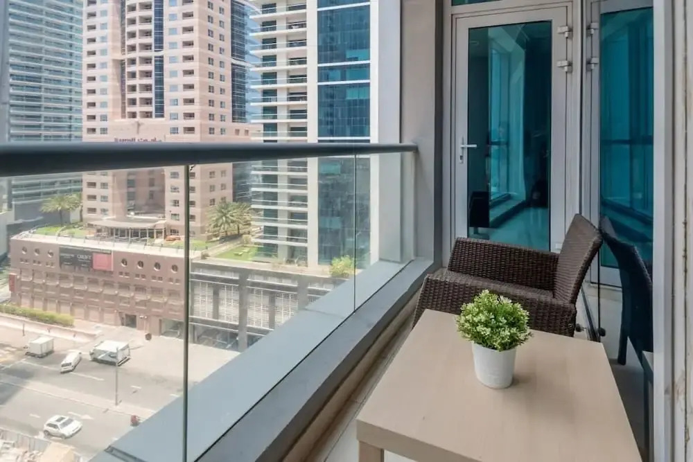 Spacious and Bright Apt in the Heart of Marina!