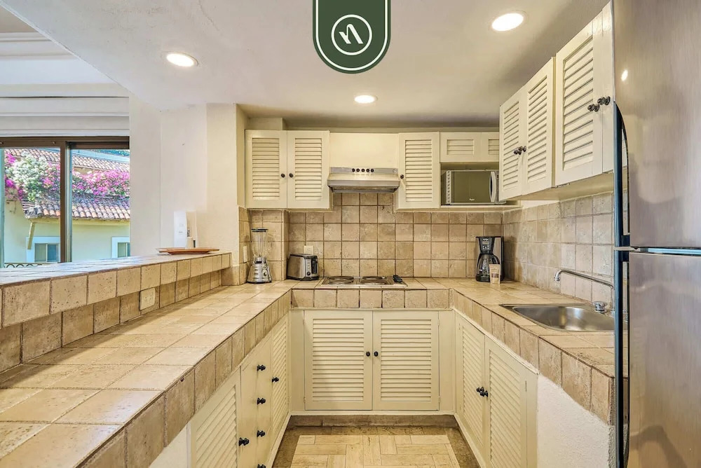 Beachfront 2 BR Condo - Beach - Pools - Tennis