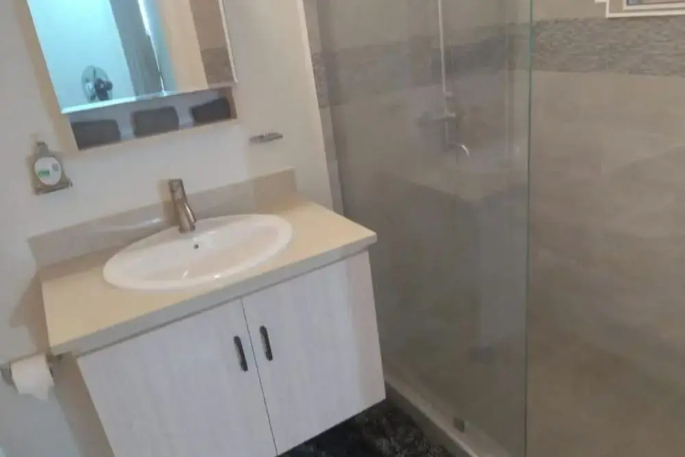 Beach-view 2 Bed Apartment Sleeps 4 - Free Parking