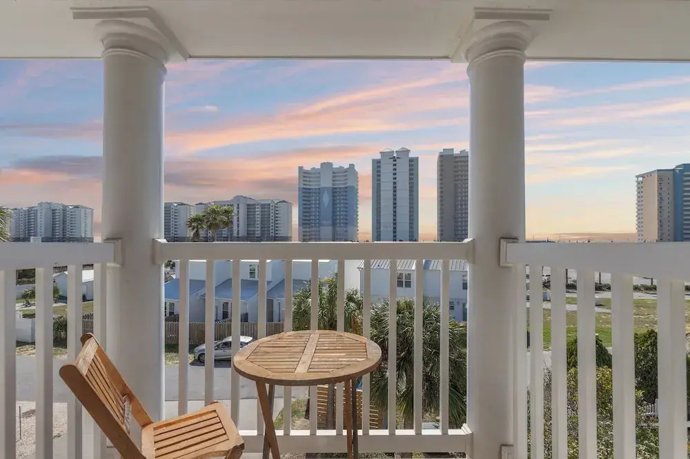 Sailors Cove: 5-bedroom, 4.5 Baths, Sleeps 12! Steps Away From the Beach!