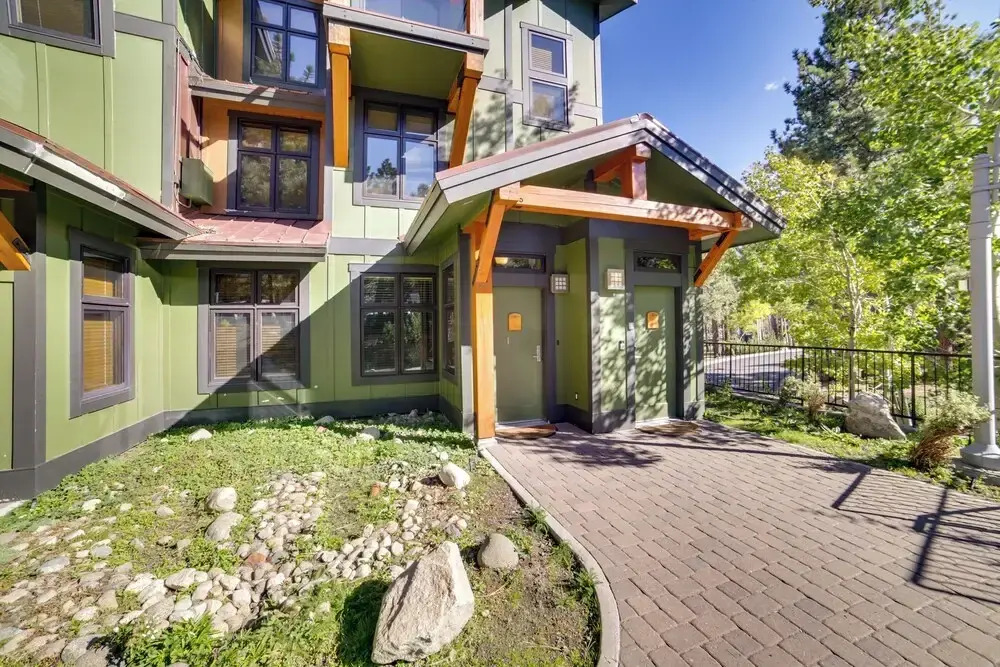 Mammoth Lakes Condo w/ Fireplace: Near Skiing!