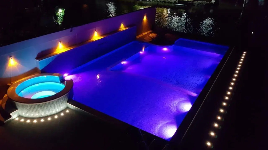 Casa Moderna com Quatro Suítes no Canal da Marina
