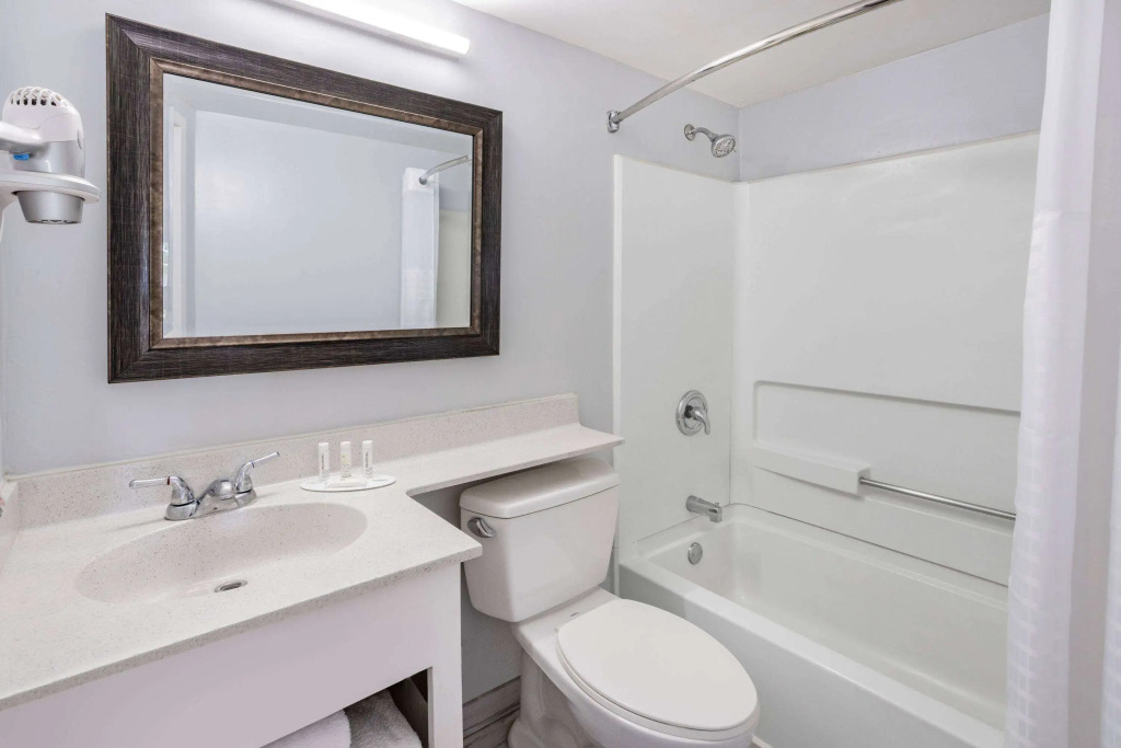 Days Inn & Suites by Wyndham Colonial